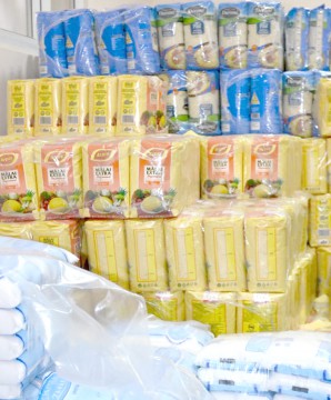 Începe distribuirea pachetelor către persoanele cu venituri mici